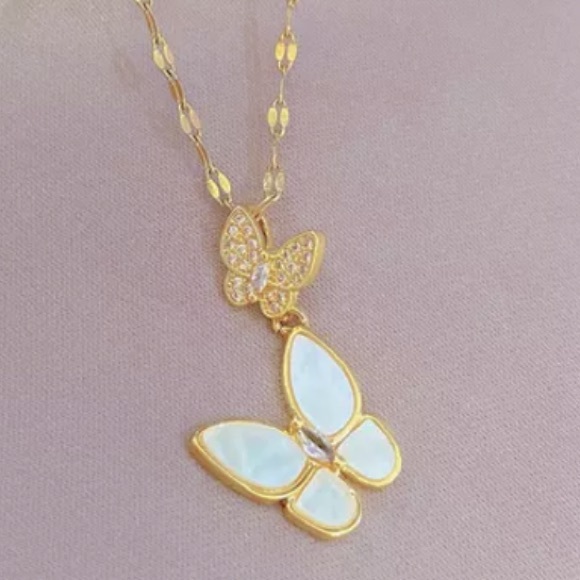 Brand new Oyster Rhinestone Butterfly Pendant with Necklace - Picture 2 of 3
